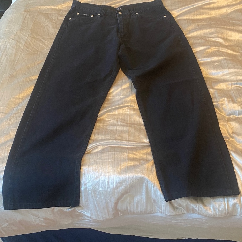 Mens 36x27 Hugo Boss Jeans
Note: size on jeans is 36x36,
Actual inseam 27 inches